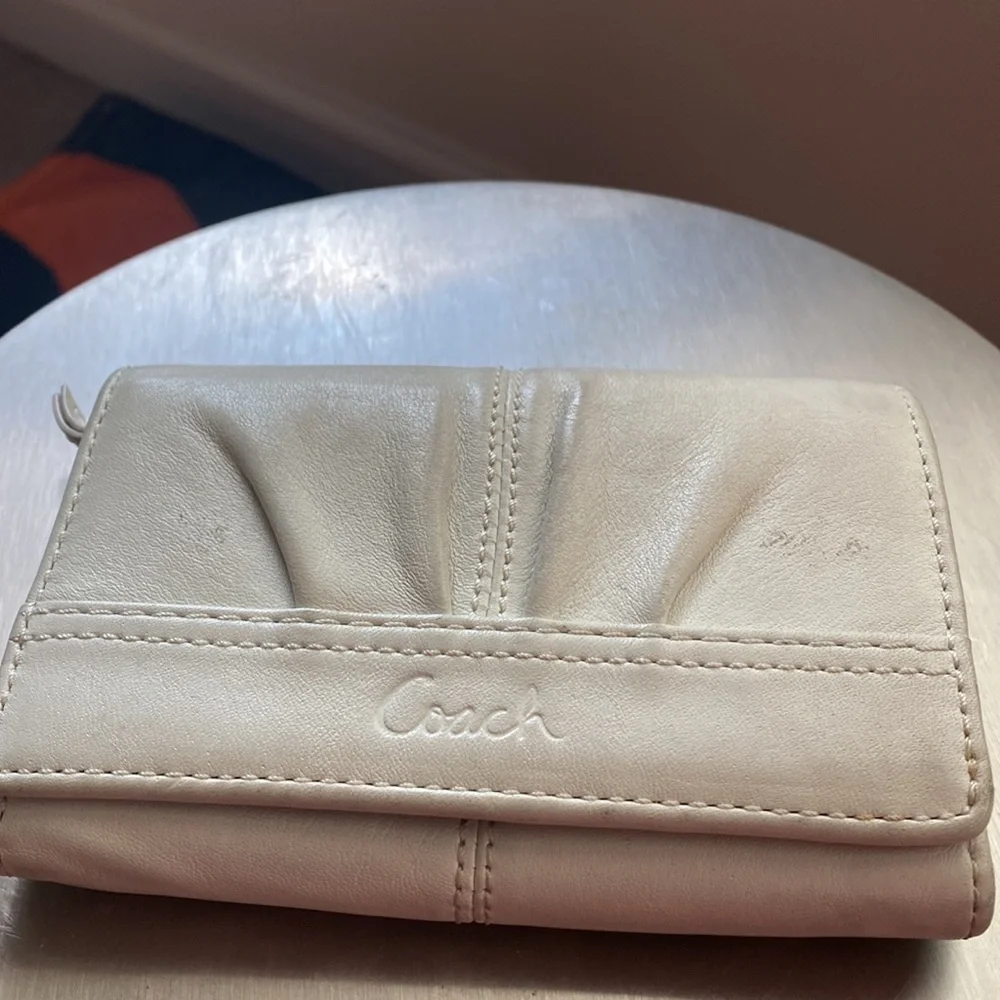 PRE-OWNED COACH WHITE WOMEN’S WALLET